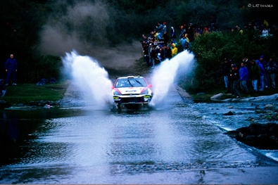 Carlos Sainz - Luís Moya
22º Rally Argentina 2002. Ford Focus WRC '02 (EX02 OBC). Clasificado 1º.

Marcus Grönholm (Peugeot 206 WRC) cuando iba 1º, fué descalificado debido a una infracción (ayuda ilegal) de las normas de servicio.
Un mecánico que estaba según los comisarios deportivos demasiado cerca del coche, le dio instrucciones de como reiniciarlo una vez fuera del parque cerrado.

Richard Burns (Peugeot 206 WRC) finalizó el rally en 1ª posición.
Fue descalificado después de la prueba porque su volante de inercia no se ajustaba en peso a la ficha de homologación.

Del 16 al 19 de Mayo
Superficie: tierra

El rally tenia un total de 381.45 km cronometrados divididos en 22 tramos especiales (1 de ellos fue cancelado SS1 Capilla del Monte - San Marcos Sierra 1 de 23.02 km).

Tomaron la salida 68 equipos, finalizaron 29.@
Palabras clave: ;Luis_Moya;Ford;Focus;WRC;Argentina;2002