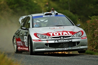 Gilles Panizzi - Herve Panizzi
44º Rallye Sanremo - Rallye de Italia 2002. Peugeot 206WRC (2002). Clasificado 1º.
El Rally tenia un total de 1,407.04 Km de los que 385.84 Km divididos en 18 tramos eran especiales.
Se inscribieron 57 equipos, tomaron la salida 53, finalizaron 35.
Photo François Baudin.@@
Palabras clave: Gilles_Panizzi;Peugeot;WRC;Sanremo;2002