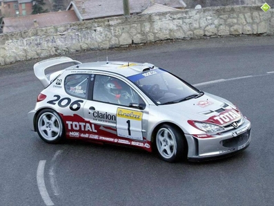 Richard Burns - Robert Reid
70º Rallye Automobile de Monte-Carlo 2002. Peugeot 206 WRC (938 NVB 75). Clasificado 8º.
Peugeot Total

Del 18 al 20 de Enero, Monaco.
Superficie: asfalto - nieve.

El Rally tenia un total de 1424.55 km km de los que 396.78 km divididos en 15 tramos eran especiales, (una de ellas fue cancelada SS2 Sisteron - Thoard 1 de 36.73 Km).

Se inscribieron 55 equipos, tomaron la salida 54, finalizaron 26.@
Palabras clave: Richard_Burns;Peugeot;WRC;Montecarlo;2002