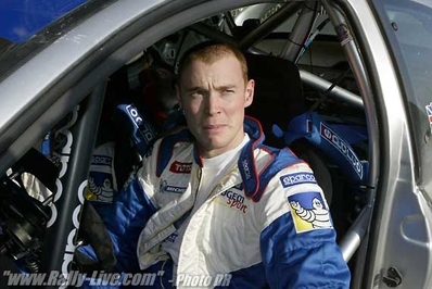 Richard Burns - Robert Reid
70º Rallye Automobile de Monte-Carlo 2002. Peugeot 206 WRC (938 NVB 75). Clasificado 8º.
Peugeot Total

Del 18 al 20 de Enero, Monaco.
Superficie: asfalto - nieve.

El Rally tenia un total de 1424.55 km km de los que 396.78 km divididos en 15 tramos eran especiales, (una de ellas fue cancelada SS2 Sisteron - Thoard 1 de 36.73 Km).

Se inscribieron 55 equipos, tomaron la salida 54, finalizaron 26.@
Palabras clave: Richard_Burns;Peugeot;WRC;Montecarlo;2002;Personajes