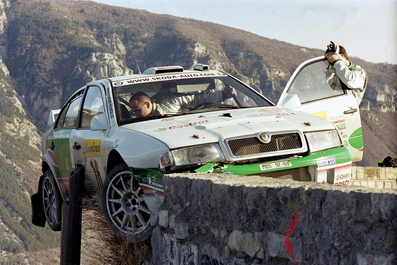 Roman Kresta - Jan Tomanek
70º Rallye Automobile de Monte-Carlo 2002. Skoda Octavia WRC Evo2 (MBS 97-68). Abandonó por el accidente de la imagen en SS7 Puget - Toudon 2 de 26.76 Km.

Del 18 al 20 de Enero, Monaco.
Superficie: asfalto - nieve.

El Rally tenia un total de 1424.55 km km de los que 396.78 km divididos en 15 tramos eran especiales, (una de ellas fue cancelada SS2 Sisteron - Thoard 1 de 36.73 Km).

Se inscribieron 55 equipos, tomaron la salida 54, finalizaron 26.@
Palabras clave: Montecarlo;Skoda;Octavia;2002;Crash
