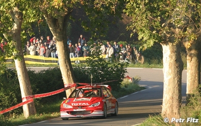 Marcus Grönholm - Timo Rautiainen
39º Rallye Catalunya - Costa Brava - Rallye de España 2003. Peugeot 206 WRC (334 NQZ 75). Clasificado 6º.
Marlboro Peugeot Total

Del 24 al 26 de Octubre, Lloret de Mar, Girona, Catalunya, España.
Superficie: asfalto.

El Rally tenia un total de 1553.72 Km de los que 381.18 Km divididos en 22 tramos eran especiales.

Se inscribieron 49 equipos, tomaron la salida 47, finalizaron 33.

© Petr Fitz
@@
Palabras clave: Peugeot;WRC;Catalunya;2003;Spain