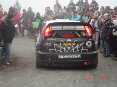 François Duval - Stéphane Prévot
72º Rallye Automobile de Monte-Carlo 2004. Ford Focus RS WRC 03 (EK52 LNP). Clasificado 3º.

Del 23 al 25 de Enero, Monaco.
Superficie: asfalto.

El Rally tenia un total de 1,331.92 Km de los que 389.12 Km divididos en 15 tramos, eran especiales (2 de ellos fueron cancelados SS1 Selonnet - Breziers 1 de 22.64 Km y SS10 Tourette du Chateau - St Antonin 2 de 24.80 Km. Uno de ellos se dio con tiempo de tramo teórico a todos los equipos, SS8 Tourette du Chateau - St Antonin 1 de 24.80 Km).

Se inscribieron 45 equipos, tomaron la salida 43, finalizaron 20.@
Palabras clave: Ford;Focus;WRC;Montecarlo;2004