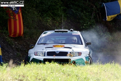 Roman Kresta - Jan Tománek
23º OMV ADAC Rallye Deutschland 2004. Skoda Fabia WRC (3S3 1942). Abandonó por accidente en SS9 Bosenberg 1 de 17.11 Km.
Skoda Motorsport

Del 26 al 28 de Agosto, Trèveris, Alemania.
Superficie: asfalto.

El Rally tenia un total de 1018.36 km de los que 411.06 km divididos en 24 tramos eran especiales.

Tomaron la salida 69 equipos, finalizaron 41.

© Petr Lusk
@@
Palabras clave: Skoda;Fabia;WRC;Alemania;2004