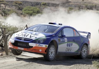 Manfred Stohl - Ilka Minor
20º Corona Rally México 2006. Peugeot 307 WRC (962 PRV 75). Clasificado 3º.
OMV Peugeot Norway

Del 3 al 5 de Marzo, León, Guanajuato.
Superficie: tierra.

El Rally constaba de 3 etapas con un total de 1002.47 km de los que 359.54 km divididos en 3 etapas y 17 tramos eran cronometrados.

Tomaron la salida 39 equipos, finalizaron 33.@
Palabras clave: Peugeot;WRC;Mexico;2006