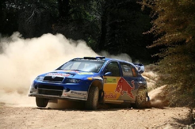 Harri Rovanpera - Risto Pietiläinen
53º BP Ultimate Acropolis Rally of Greece 2006. Skoda Fabia WRC (4S5 3382). Clasificado 12º.
Red Bull Skoda

Del 2 al 4 de Junio, Athens.
Superficie: tierra.

El Rally constabade 3 etapas con un tenia un total de 1279.29 km de los que 355.62 km divididos en 18 tramos eran cronometrados.

Se inscribieron 91 equipos, tomaron la salida 84, finalizaron 69.@
Palabras clave: Skoda;Fabia;WRC;Atenas;Grecia;2006