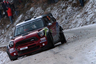 Daniel Sordo - Carlos del Barrio
80º Rallye Automobile de Monte-Carlo 2012. Mini John Cooper Works WRC (4 WRC). Clasificado 2º.
Mini WRC Team

En SS1 Le Moulinon - Antraigues 1 de 36.87 km le sorprendieron unas placas de hielo, le patinó el coche e impactó contra las protecciones de piedra de un pequeño puente, perjudicándole principalmente una rueda trasera (primero chocó frontal y después lateralmente) como se puede ver en la foto (fí­jense en las ruedas delanteras y traseras) pero consiguiendo quedar a tan solo 1 minuto de Sebastien Loeb.

Del 17 al 22 de Enero, Valence - Monaco.
Superficie: asfalto - nieve.

El Rally teni­a un total de 1772.52 km de los que 433.36 Km divididos en 18 tramos eran especiales.

Se inscribieron 82 equipos, tomaron la salida 73, finalizaron 45.
@
Palabras clave: Mini;Cooper;Montecarlo;2012;nieve