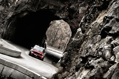 Daniel Sordo - Carlos del Barrio
80º Rallye Automobile de Monte-Carlo 2012. Mini John Cooper Works WRC (4 WRC). Clasificado 2º.

En SS1 Le Moulinon - Antraigues 1 de 36.87 km le sorprendieron unas placas de hielo, le patinó el coche e impactó contra las protecciones de piedra de un pequeño puente, perjudicándole principalmente una rueda trasera (primero chocó frontal y después lateralmente). Aún así consiguiendo quedar a tan solo 1 minuto de Sebastien Loeb.

Del 17 al 22 de Enero, Valence - Monaco.
Superficie: asfalto - nieve.

El Rally teni­a un total de 1772.52 km de los que 433.36 Km divididos en 18 tramos eran especiales.

Se inscribieron 82 equipos, tomaron la salida 73, finalizaron 45.@
Palabras clave: ;Mini;Cooper;Montecarlo;2012