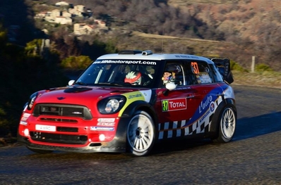 Daniel Sordo - Carlos del Barrio
80º Rallye Automobile de Monte-Carlo 2012. Mini John Cooper Works WRC (4 WRC). Clasificado 2º.

En SS1 Le Moulinon - Antraigues 1 de 36.87 km le sorprendieron unas placas de hielo, le patinó el coche e impactó contra las protecciones de piedra de un pequeño puente, perjudicándole principalmente una rueda trasera (primero chocó frontal y después lateralmente). Aún así consiguiendo quedar a tan solo 1 minuto de Sebastien Loeb.

Del 17 al 22 de Enero, Valence - Monaco.
Superficie: asfalto - nieve.

El Rally teni­a un total de 1772.52 km de los que 433.36 Km divididos en 18 tramos eran especiales.

Se inscribieron 82 equipos, tomaron la salida 73, finalizaron 45.@
Palabras clave: ;Mini;Cooper;Montecarlo;2012