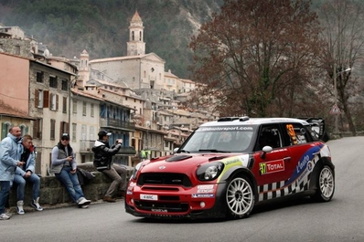 Daniel Sordo - Carlos del Barrio
80º Rallye Automobile de Monte-Carlo 2012. Mini John Cooper Works WRC (4 WRC). Clasificado 2º.

En SS1 Le Moulinon - Antraigues 1 de 36.87 km le sorprendieron unas placas de hielo, le patinó el coche e impactó contra las protecciones de piedra de un pequeño puente, perjudicándole principalmente una rueda trasera (primero chocó frontal y después lateralmente). Aún así consiguiendo quedar a tan solo 1 minuto de Sebastien Loeb.

Del 17 al 22 de Enero, Valence - Monaco.
Superficie: asfalto - nieve.

El Rally teni­a un total de 1772.52 km de los que 433.36 Km divididos en 18 tramos eran especiales.

Se inscribieron 82 equipos, tomaron la salida 73, finalizaron 45.@
Palabras clave: ;Mini;Cooper;Montecarlo;2012