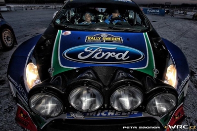 Petter Solberg - Chris Patterson
60º Rally Sweden 2012. Ford Fiesta RS WRC (PX61 AWU). Clasificado 4º.

De 9 al 12 de Febrero, Karlstad.
Superficie: nieve.

El Rally tenia un total de 1842.60 km de los que 349.16 Km divididos en 22 tramos eran especiales.

Se inscribieron 47 equipos, tomaron la salida 43, finalizaron 34.@
Palabras clave: Petter_Solberg;Ford;Fiesta;RS;WRC;Suecia;2012;nieve;detalles;Personajes