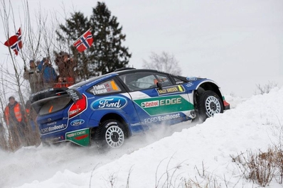 Petter Solberg - Chris Patterson
60º Rally Sweden 2012. Ford Fiesta RS WRC (PX61 AWU). Clasificado 4º.

De 9 al 12 de Febrero, Karlstad.
Superficie: nieve.

El Rally tenia un total de 1842.60 km de los que 349.16 Km divididos en 22 tramos eran especiales.

Se inscribieron 47 equipos, tomaron la salida 43, finalizaron 34.@
Palabras clave: Petter_Solberg;Ford;Fiesta;RS;WRC;Suecia;2012;nieve