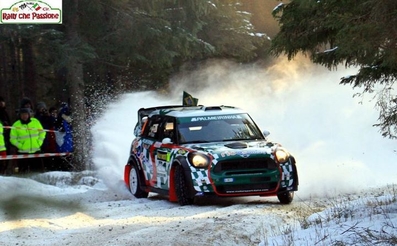 Paulo Nobre - Eduardo Paula
60º Rally Sweden 2012. Mini John Cooper Works. Abandonó por salida de pista en la última especial, SS22 Lesjöfors 2 - 15.00 km.

De 9 al 12 de Febrero, Karlstad.
Superficie: nieve.

El Rally tenia un total de 1842.60 km de los que 349.16 Km divididos en 22 tramos eran especiales.

Se inscribieron 47 equipos, tomaron la salida 43, finalizaron 34.@
Palabras clave: ;Mini;Cooper;Suecia;2012;nieve