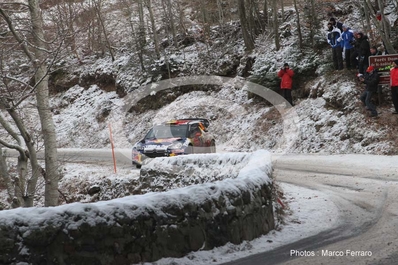 Thierry Neuville - Nicolas Gilsoul
80º Rallye Automobile de Monte-Carlo 2012. Citröen DS3 WRC (BF-735-XB). Abandonó.
Al llegar a un tramo con hielo, le patinó el coche impactando con las protecciones de piedra de un rí­o, perdiendo una de las ruedas delanteras.

Foto: instantes antes de impactar contra el muro de piedra.

Del 17 al 22 de Enero, Valence - Monaco.
Superficie: asfalto - nieve.

El Rally teni­a un total de 1772.52 km de los que 433.36 Km divididos en 18 tramos eran especiales.

Se inscribieron 82 equipos, tomaron la salida 73, finalizaron 45.
@
Palabras clave: Thierry_Neuville;Citroen;DS3;WRC;Montecarlo;2012;nieve
