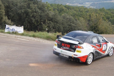 Carles Llinas - Kiko Torra
54º Rallye 2000 Viratges 2014. Mitsubishi Lancer Evo X.
Clasificado 3º.

El Rally tenia 88.26 Km cronometrados divididos en 10 tramos.
Tomaron la salida 99 equipos, 60 de ellos para el Campeonato de Catalunya Velocidad, 27 Regularidad y 12 de ECOseries.

Foto en A1 Taurons.
Palabras clave: 2000_Viratges;Manresa;Biela_Club_Manresa;2014