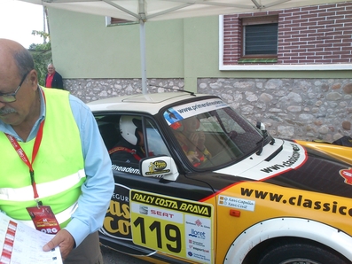 Xavi Civit - Xaver Capella
60º Rally Costa Brava 2012. Porsche 911 SC.
Control horario Stop llegadas en el tramo de Les Serres de 12,67Km.
Campeonato España de Rallys de Regularidad para Vehà­culos Històricos /Copa de Catalunya de Regularidad Sport
Palabras clave: Porsche;Costa_Brava;2012;Parque_Cerrado
